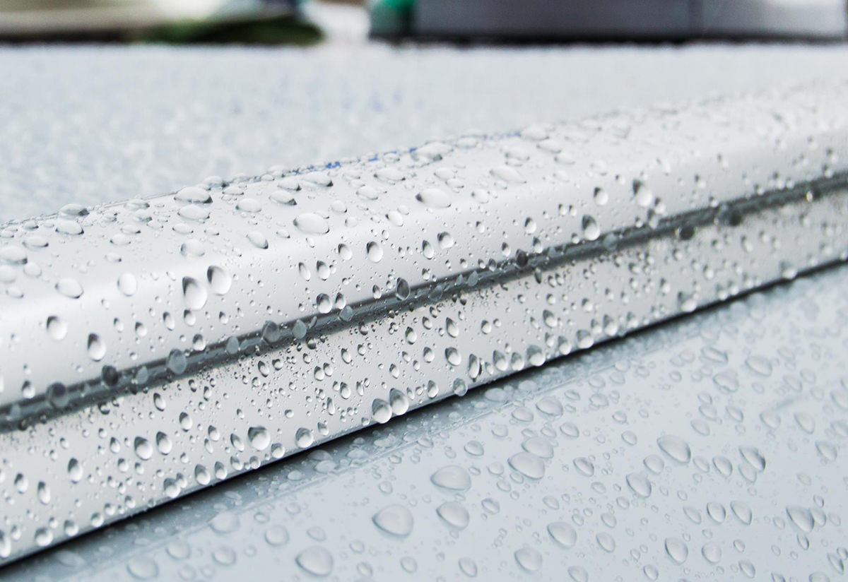 Gouttes de glace fondant sur le toit d’une voiture grise
