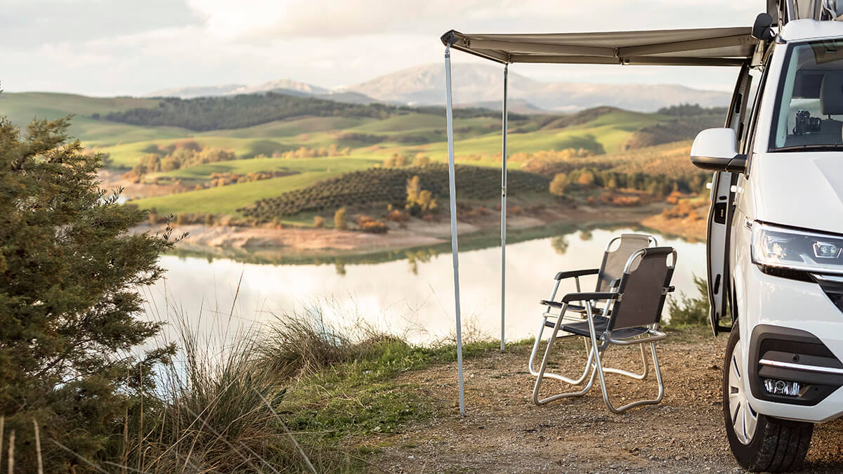 Camping-car dans un paysage naturel avec le store déployé
