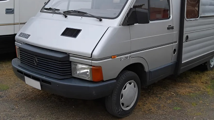 Caravane ancienne avec des plastiques extérieurs détériorés