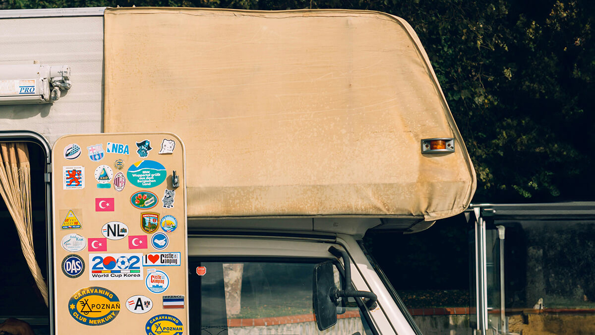 Extérieur d’un camping-car sale