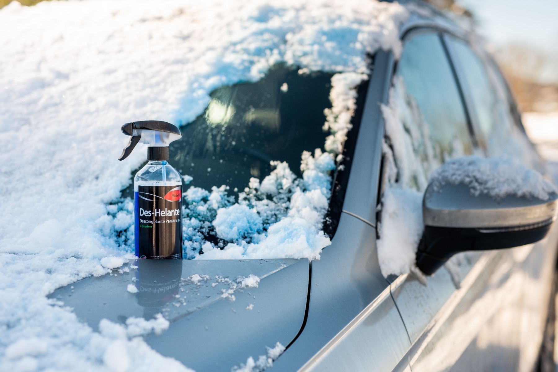 Produit dégivrant pour pare-brise sur le capot d’une voiture enneigée