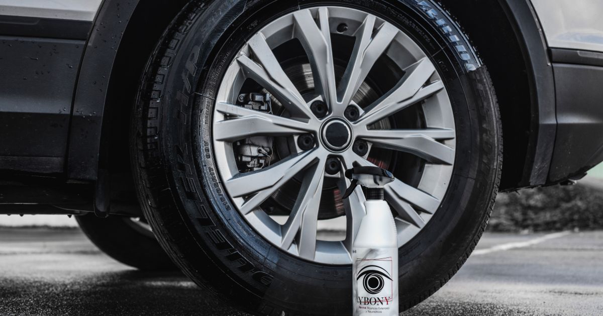 Une jante de voiture propre avec un pneu brillant, accompagnée d’un flacon de Ybony utilisé pour faire briller et protéger les pneus. Le pneu présente une finition propre et éclatante, mettant en valeur l’effet du produit.